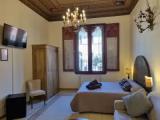 Standard Triple room with courtyard view