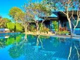 Deluxe room with pool view
