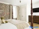 Suite with courtyard view