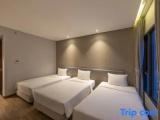 Deluxe Triple room with city view
