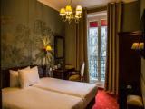 Double room with Arc de Triomphe view