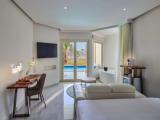 Swim-Up Suite