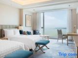 Standard Twin Club room with lake view