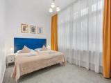 2 Bedrooms Standard Family room with courtyard view