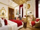 Suite with canal view