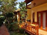 Bungalow with garden view
