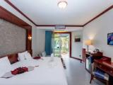 Junior Suite with pool view