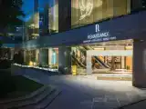 1 Bedroom Executive Lounge Access Larger Patio Double Suite with Victoria Harbour View