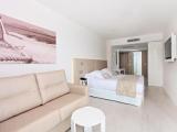 Standard Twin room with partial sea view