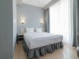 Plus Family room with city view