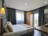 Deluxe room with balcony and with partial sea view
