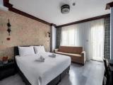 Deluxe Triple room with balcony and with partial sea view