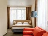 2 Bedrooms Family room with city view