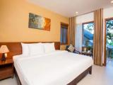 4 Bedrooms Standard Family room with garden view