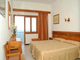 Standard Triple room with sea view