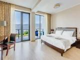 Suite with city view