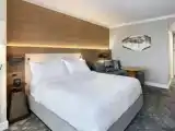 Guest room with Lakefront View