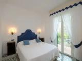 Double room with balcony and with partial sea view