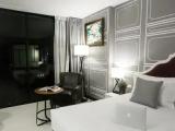 Exclusive Impressionist Art Gallery Double room