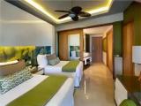 Swim-Up Quadruple Junior Suite