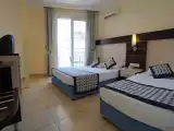 Standard Triple room with partial sea view