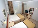 Standard Triple room with partial sea view
