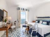 Upper Floor Twin room with balcony and seafront