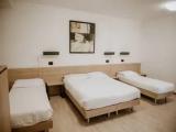 Comfort Quadruple Family room with balcony and with courtyard view