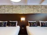 Quadruple Souterrain room with partial view