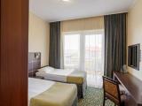 Standard Twin room with partial sea view