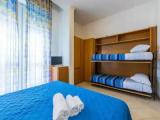 Quintuple room