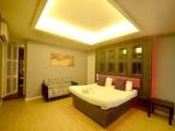 Quintuple Family room