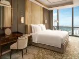 1 Bedroom Landmark Club Lounge Access Double Suite with panoramic view