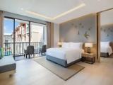 2 Bedrooms Family room with pool view