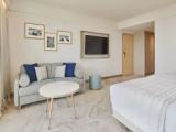 Elegant Double room with balcony and Park View