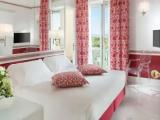 Room with panoramic view