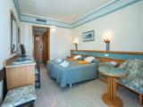Twin room with sea or pool view