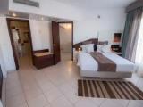 2 Bedrooms Family room with garden view