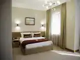 2 Bedrooms Family room with city view