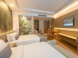Deluxe Pool Access Family room