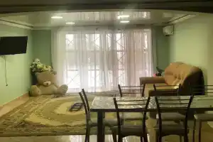 Komnata na pervom Apartments, Thubun