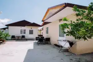 Domik so svoey kuhney Cottage, Alakhadzi