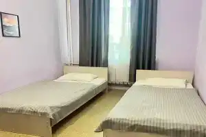 Krovat v dvuhmestnom nomere s 2 odnospalnymi krovatyami Apartments, Dzerzhinsk