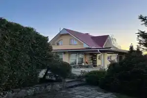 Shikarnyy dom u ozera Cottage, Krasnoye Selo