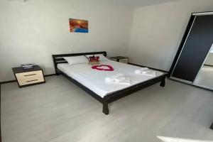 Dvuhmestnyy nomer s 1 krovatyu standart Apartments, Berdyansk