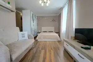 u ploshchadi, ryadom s teatrom(konditsioner) Apartments