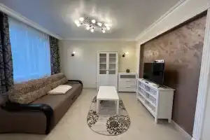 Uyutnaya svetlaya v 30-i sekundah ot metro v tsentre Moskvy Apartments, Moscow