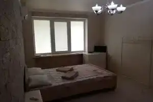 Uyutnaya Apartments, Agudzera