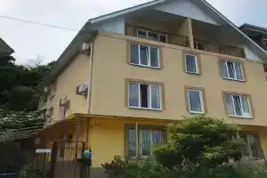 Dom na beregu gornoy reki Hotel