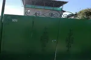 Uyutnyy Angelina pod klyuch iz treh komnat i kuhni gorod Suhum sutki 3500r Guest house, Sukhumi